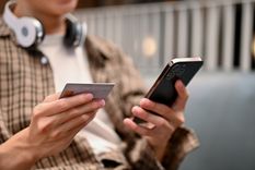 Las plataformas de apuestas suelen ofrecer inicialmente monedas virtuales gratuitas, pero rápidamente se convierte en una exigencia de dinero real. Foto: Shutterstock