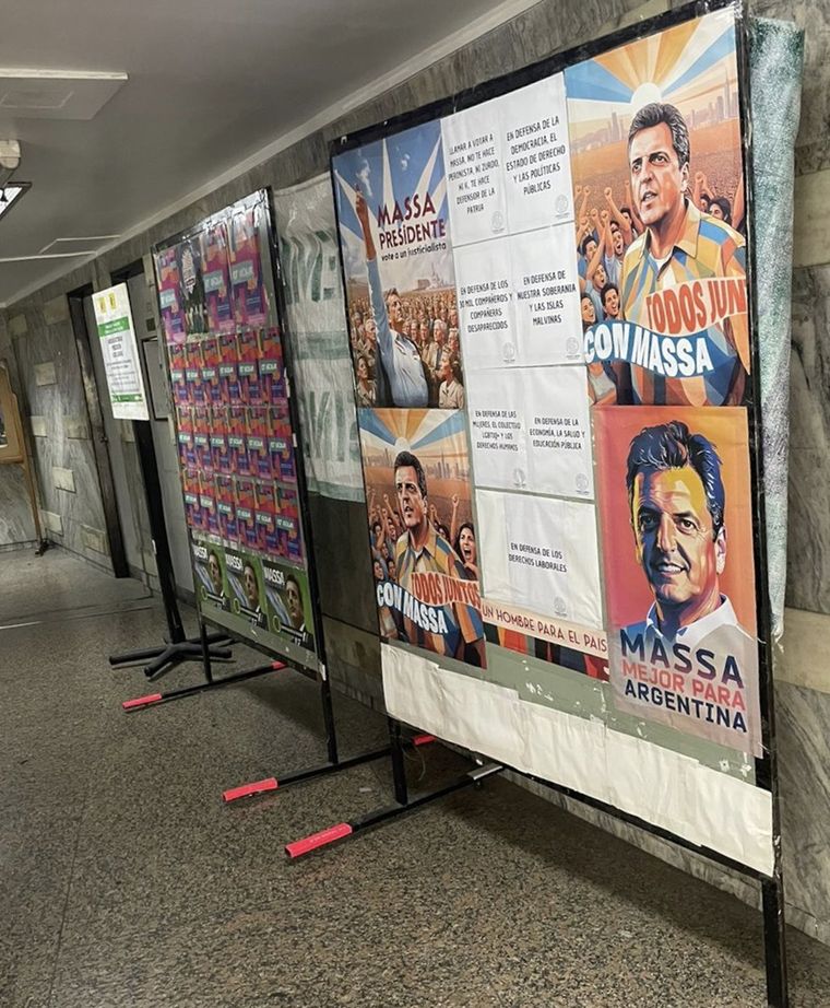 Los afiches de Sergio Massa que aparecieron en un edifcio de las Fuerzas Armadas