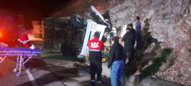 El camión transportaba una carga aproximada de 34 equinos.