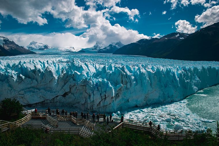 Un grupo de turistas filmó el momento en que un iceberg emergió del agua cuando observaban el imponente glaciar Perito Moreno Foto: Freepik