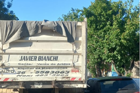 El camión y uno de los autos tras el hecho