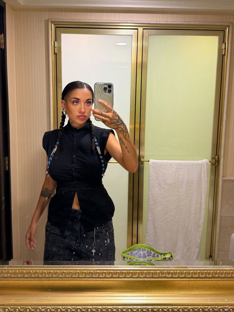 El chapetu que revolucionó el look de María Becerra. El chapetu que revolucionó el look de María Becerra.