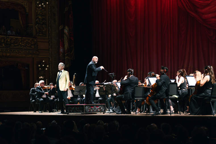 El reconocido artista Andrea Bocelli se presentó por primera vez en el Teatro Colón.
