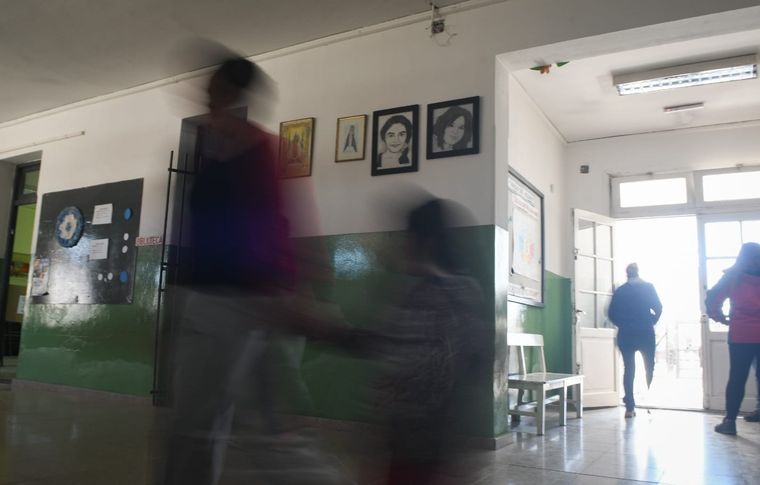 Retratos de Johana y Soledad en la escuela Virgen del Rosario, Lavalle. Foto: Juan Ignacio Blanco/MDZ Retratos de Johana y Soledad en la escuela Virgen del Rosario, Lavalle. Foto: Juan Ignacio Blanco/MDZ