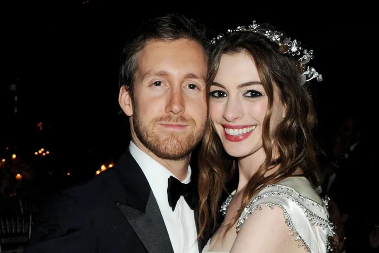 HAY UNA TEORÍA ALREDEDOR DE ANNE HATHAWAY Y SU ESPOSO. LOS FANÁTICOS ASEGURAN QUE REENCARNARON EN ESTA VIDA.
