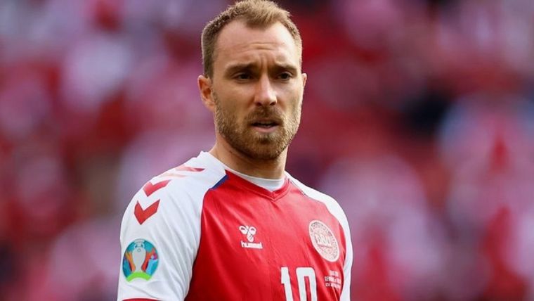 Christian Eriksen necesitó tratamiento de emergencia en la cancha antes de ser trasladado al hospital. Foto: GETTY IMAGES