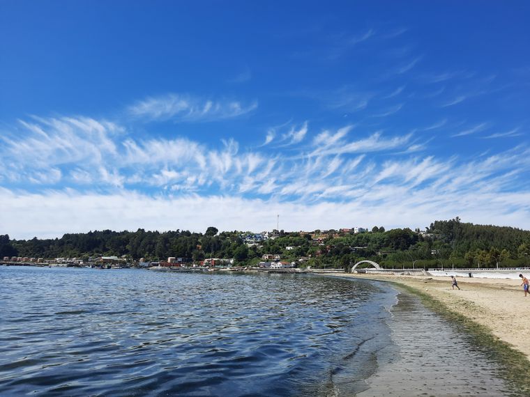 El pueblo de Dichato combina playa, costanera y ambiente tranquilo frente al mar del Biobío.