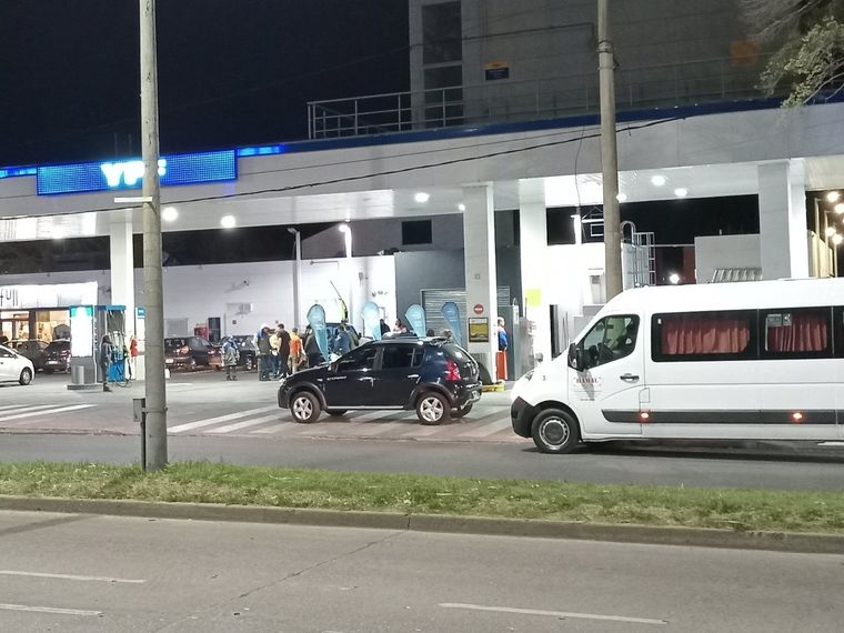 estación de servicio de Rosario baleada con 40 alumnos que esperaban salir de viaje Foto: NA