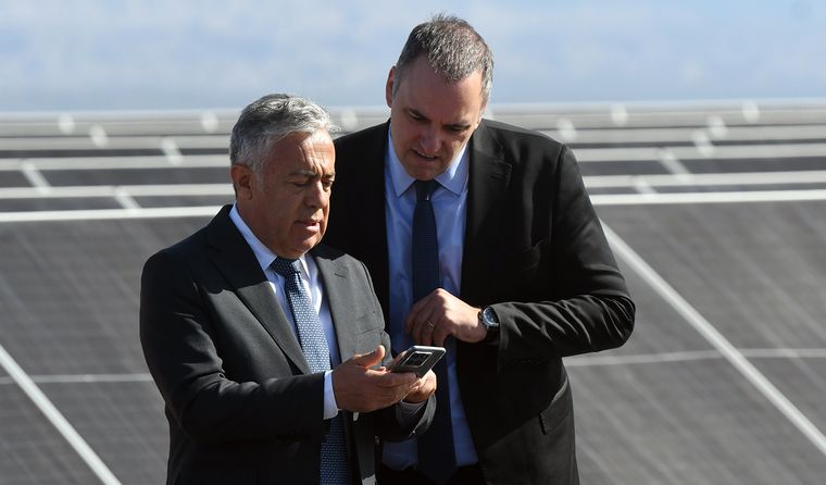 Cornejo y Adorni miran el teléfono del Gobernador. Cornejo y Adorni miran el teléfono del Gobernador.