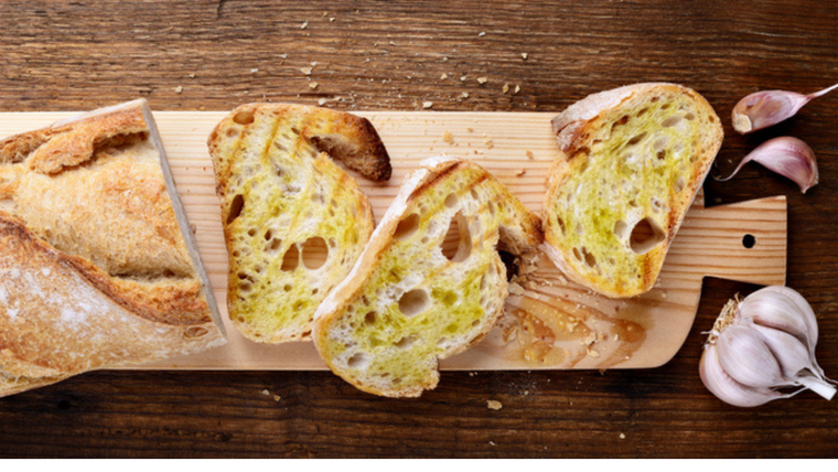 El pan del día anterior es ideal para esta receta porque tuesta parejo y queda más crocante. El pan del día anterior es ideal para esta receta porque tuesta parejo y queda más crocante.