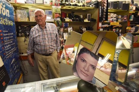 José Daniel Sendra comerciante histórico del Pasaje San Martín José Daniel Sendra, un comerciante con 40 años de historia en el Pasaje San Martín, reclama más organización y compromiso. Foto: Marcos García/MDZ