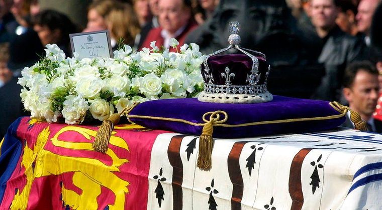 La corona de la Reina Madre con el diamante en el funeral de la Reina Madre Isabel en 2002.