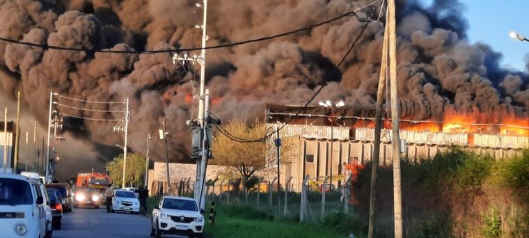 El humo puede verse a varios kilómetros de distancia