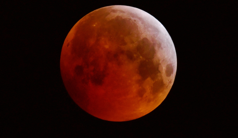 En muchas tradiciones, la Luna roja fue considerada un presagio de cambios o transformaciones. En muchas tradiciones, la Luna roja fue considerada un presagio de cambios o transformaciones.
