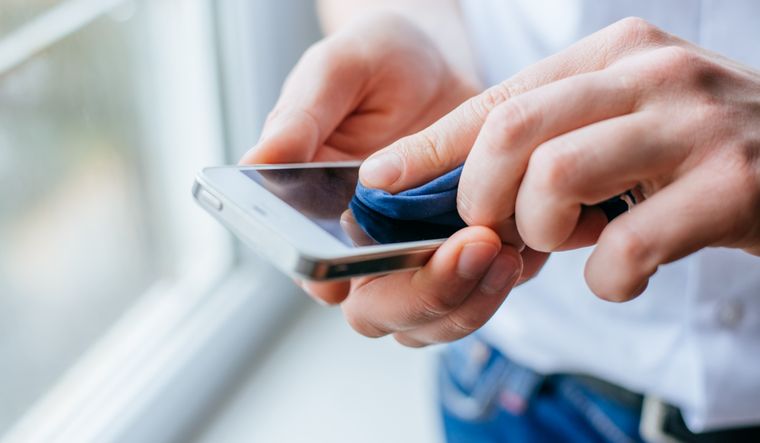 La mejor opción ante un móvil mojado sigue siendo acudir a un servicio técnico especializado para evitar fallos irreversibles. La mejor opción ante un móvil mojado sigue siendo acudir a un servicio técnico especializado para evitar fallos irreversibles.