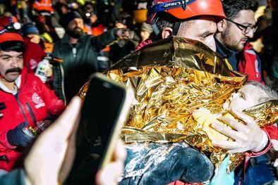 MDZol | El bebé y su madre sobrevivieron unas 90 horas atrapados hasta que fueron rescatados. Foto: GETTY IMAGES