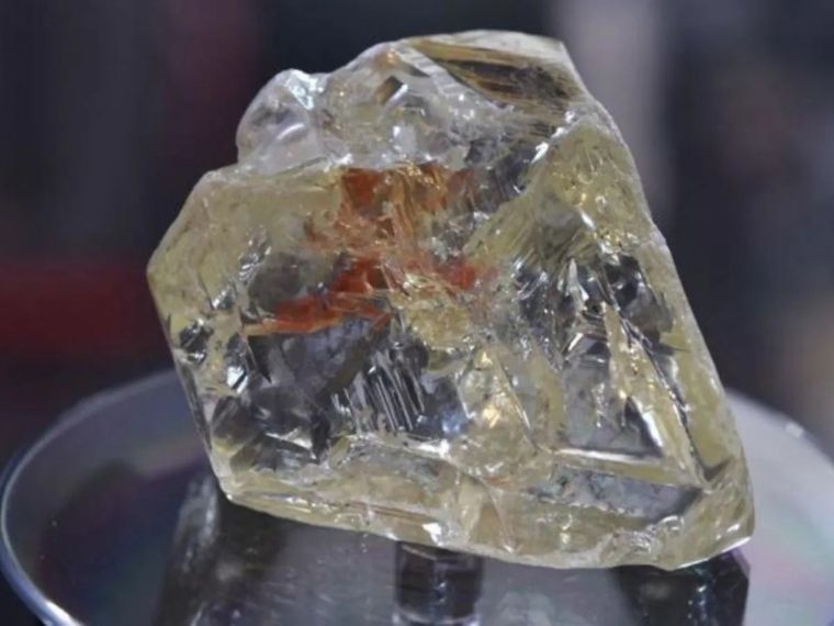 La masiva piedra preciosa se conoce como el diamante de la paz y fue vendida por US$6,5 millones Foto: BBC