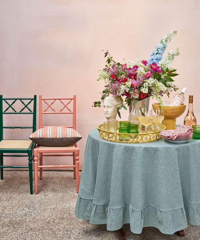 6. Considerar la cristalería en la decoración, con copas clásicas de vino y agua, ya que reflejarán la luz de las velas de una forma perfecta para una cena elegante, mientras que el cristal añade su textura al ambiente. Créditos: Future / Emma Lee / Twig Hutchinson. 6. Considerar la cristalería en la decoración, con copas clásicas de vino y agua, ya que reflejarán la luz de las velas de una forma perfecta para una cena elegante, mientras que el cristal añade su textura al ambiente. Créditos: Future / Emma Lee / Twig Hutchinson.