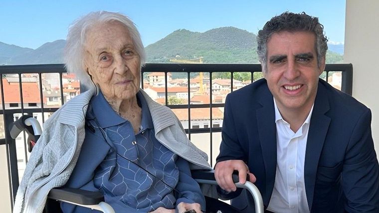 María Branyas junto al doctor Manel Esteller en Cataluña.