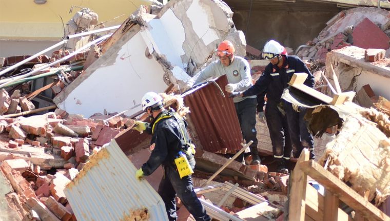 Los bomberos continúan con el arduo trabajo de remoción de escombros y búsqueda de las víctimas Foto: Turismo Villa Gesell