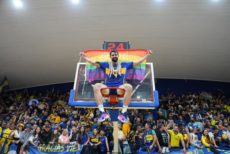 Sebastián Vega se mostró con la bandera del orgullo tras la consagración de Boca.