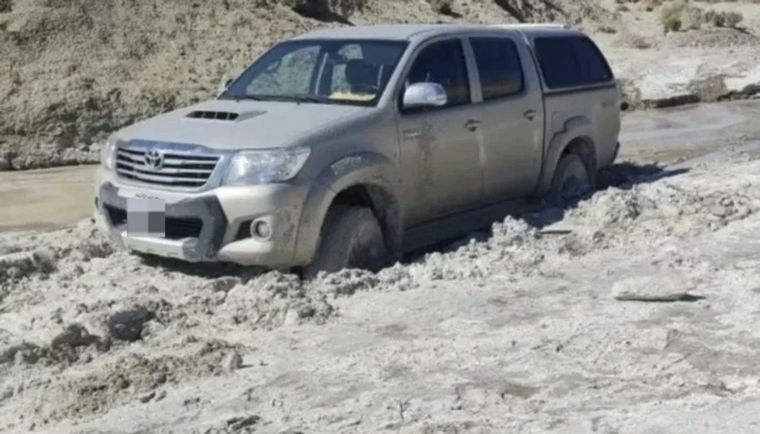 El equipo de rescate en Chubut logró sacar del lodo y encender la camioneta en la que viajaba la pareja de jubilados desaparecida hace más de una semana.