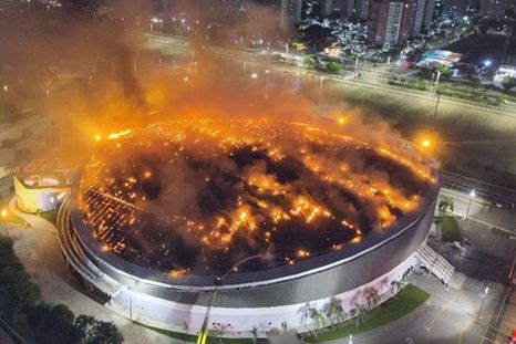 El incendio afectó el techo del velódromo de Río de Janeiro. Imagen Captura de pantalla Youtube El incendio afectó el techo del velódromo de Río de Janeiro. Imagen Captura de pantalla Youtube
