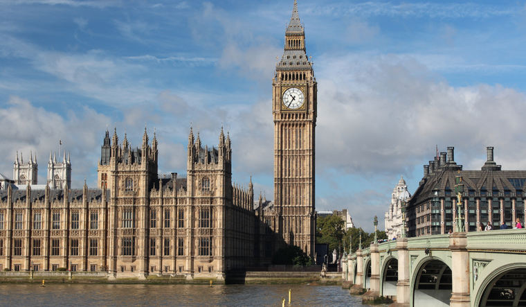 Big Ben es el nombre con el que se conoce a la gran campana del reloj situado en el lado noroeste del Palacio de Westminster, en Londres. Big Ben es el nombre con el que se conoce a la gran campana del reloj situado en el lado noroeste del Palacio de Westminster, en Londres.