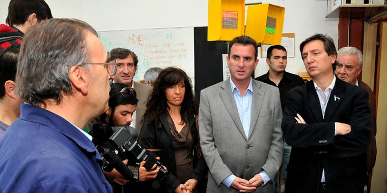 Paco Pérez y Emir Félix, en un aula de le ENET, con el titular de la cátedra de Electrónica. Foto: Agustín Mauricio/Mediamza.com