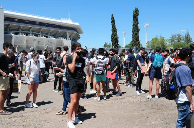 Los estudiantes captados por el programa Potencia Trabajo cobrarán un bono de 6 mil pesos Foto: ALF PONCE MERCADO / MDZ