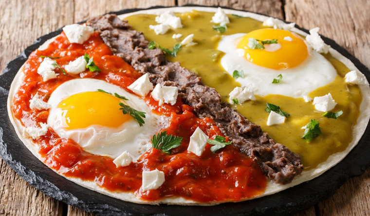 Esta receta debe su nombre a la separación visual de las dos salsas, que “divorcian” los huevos, convirtiéndola en una receta divertida y muy representativa del humor culinario mexicano.