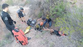 El operativo para retirar al herido del sendero. Foto: Ministerio de Seguridad