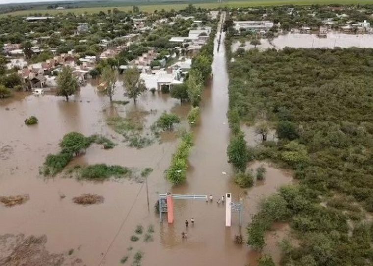 El Gobierno de la provincia de Córdoba asiste desde horas de la mañana a los damnificados por el temporal que afectó a 102 viviendas en la localidad de Obispo Trejo Foto: Facebook Municipalidad de Obispo Trejo