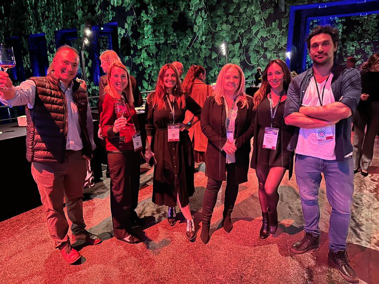 Emprendedores mendocinos, staff de ProMendoza y del Emetur en la cata internacional de Vinos de la reunión de la Great Wine Capitals 2025.