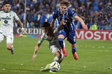 Andino intenta por afuera. Pudo poco, como todo su equipo. Andino intenta por afuera. Pudo poco, como todo su equipo.