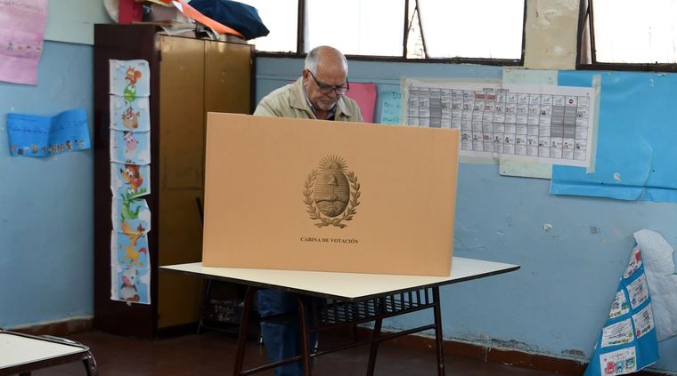 El box de votación tapa al elector y también si usa su teléfono. Foto: ALF PONCE MERCADO / MDZ
