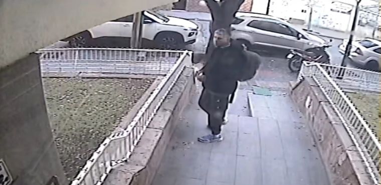 Un video grabado en calle Don Bosco muestra cómo un hombre rompió el vidrio de un auto y escapó con objetos del interior.