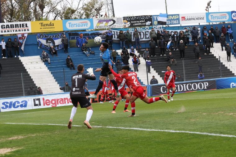 Facundo De La Vega convierte el 2-1 parcial de Almagro frente al Deportivo Maipú.&nbsp;&nbsp;