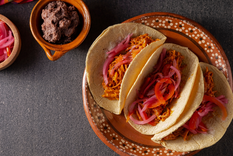 La receta original de cochinita pibil se cocinaba bajo tierra en un horno llamado pib.
