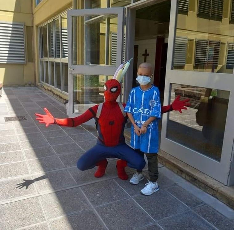 El animador mendocino coordina frecuentemente visitas con fundaciones locales para llevar alegría a los hospitales. El animador mendocino coordina frecuentemente visitas con fundaciones locales para llevar alegría a los hospitales.