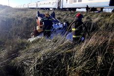 La pareja y el menor fueron embestidos por el tren cuando quisieron cruzar las vías con su auto La pareja y el menor fueron embestidos por el tren cuando quisieron cruzar las vías con su auto