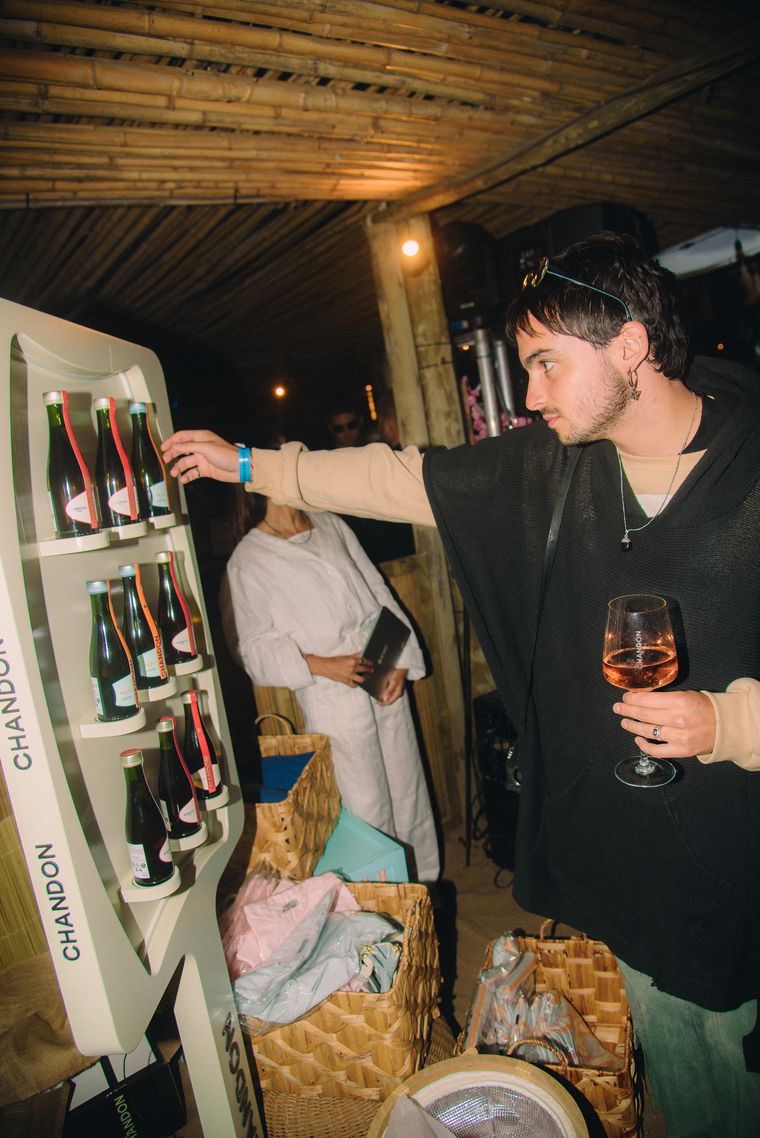 El estaba indeciso, y lo captamos con el flash de Sociales. El estaba indeciso, y lo captamos con el flash de Sociales.