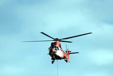 arrojan un todoterreno de lujo desde un helicoptero para pagar una insolita apuesta