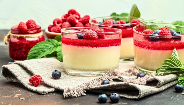 Panna cotta con frutos rojos: receta gourmet fácil para tu mesa Foto: Shutterstock