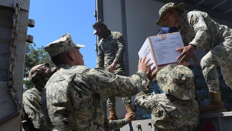 El gobierno ha desplegado a miles de efectivos para distribuir agua y alimentos.
