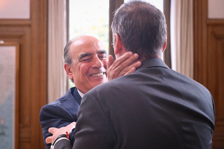 El abrazo entre Guillermo Francos y Manuel Adorni