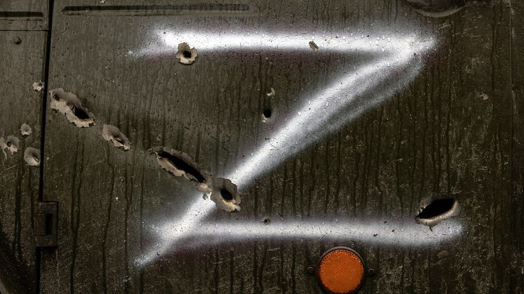 La Z que identifica a tropas y zonas rusas, con impactos de bala. Foto: ElMundo.