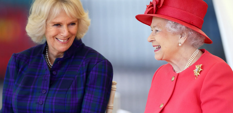 La familia real no tuvo otra opción que aceptar la relación y en el año 2000 le tendieron la mano a Camilla Parker Bowles para darle la bienvenida. Foto: Pop Sugar - https://media1.popsugar-assets.com/files/thumbor/6subFSWRhkNEbyOvzlXFpI7c65s/fit-in/2048xorig/filters:format_auto-!!-:strip_icc-!!-/2017/06/14/701/n/43050598/dad188b1e097b6d2_GettyImages-186212496.jpg