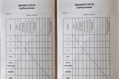 MDZol | Acá están las libretas con el error impreso que deberá ser arreglado con adhesivos. Foto: MDZ