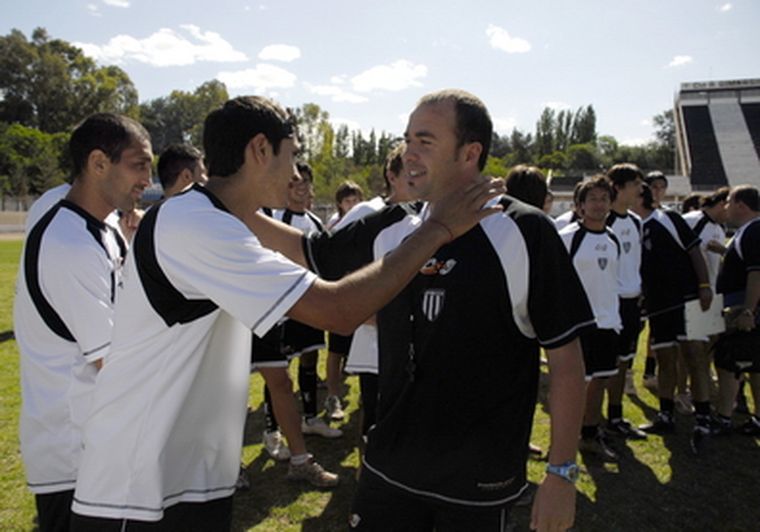 Vázquez se saluda con Marchetti, atras mira el Chueco Nonino. Foto: Nacho Gaffuri / MDZ